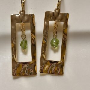 Boucles d'oreilles rectangle martelé et peridot