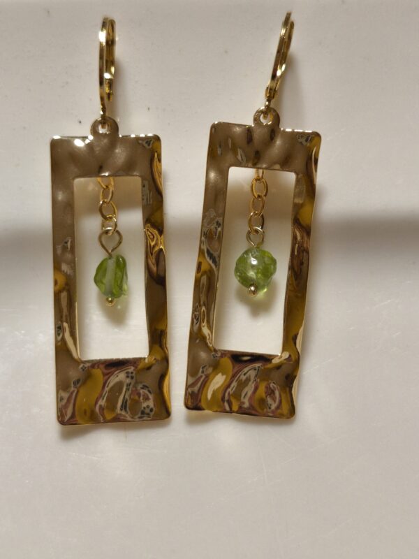 Boucles d'oreilles rectangle martelé et peridot