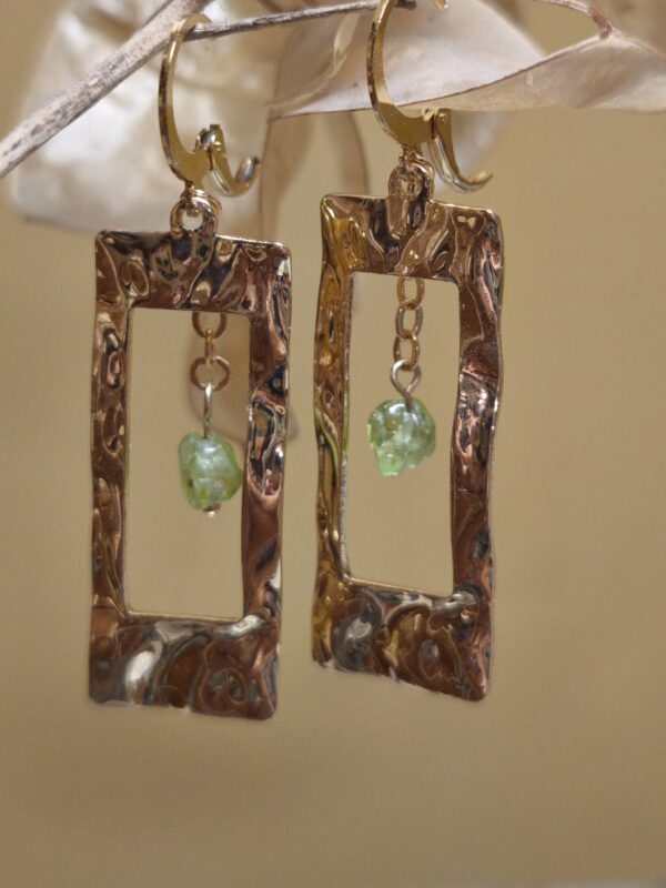 Boucles d'oreilles rectangle martelé et peridot – Image 3
