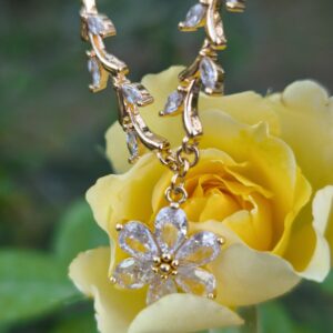 Collier fleurs et feuilles