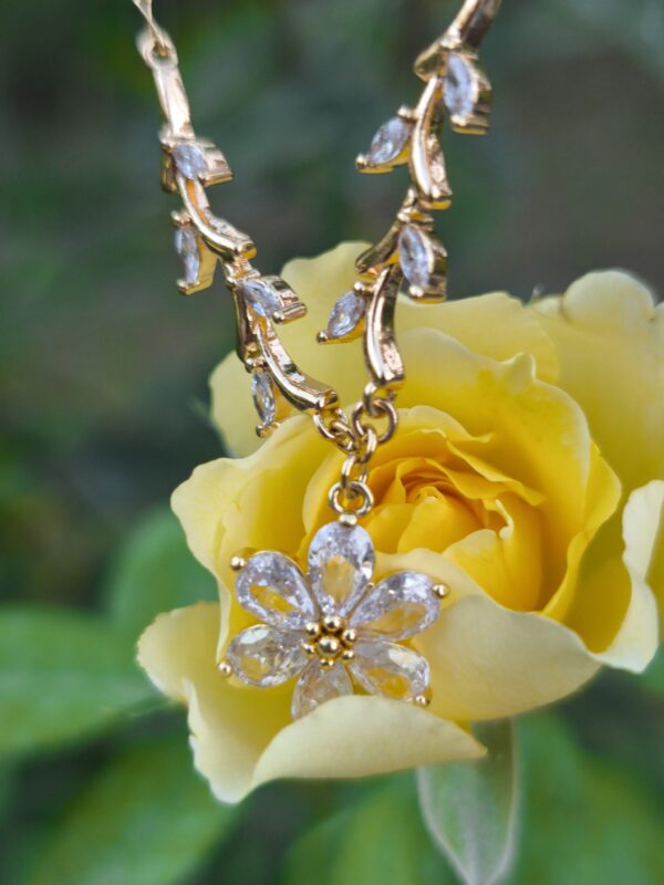 Collier fleurs et feuilles